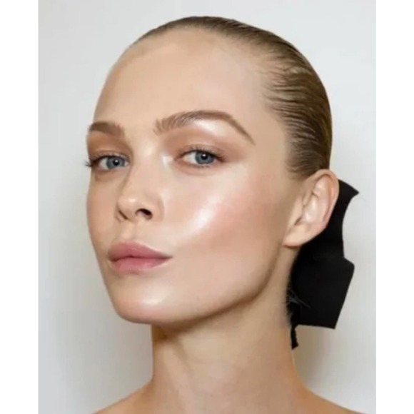 🚫SOLD🚫 Host Pick 💫  NWT ohii soft glow highlighter - sheer- dewy -gold charge - Picture 7 of 10